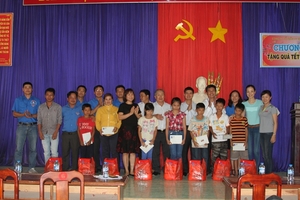 Công ty Cổ phần Dịch vụ Khai thác Dầu khí PTSC tặng quà các gia đình có hoàn cảnh khó khăn và học sinh nghèo học giỏi nhân dịp tết Bính Thân 2016