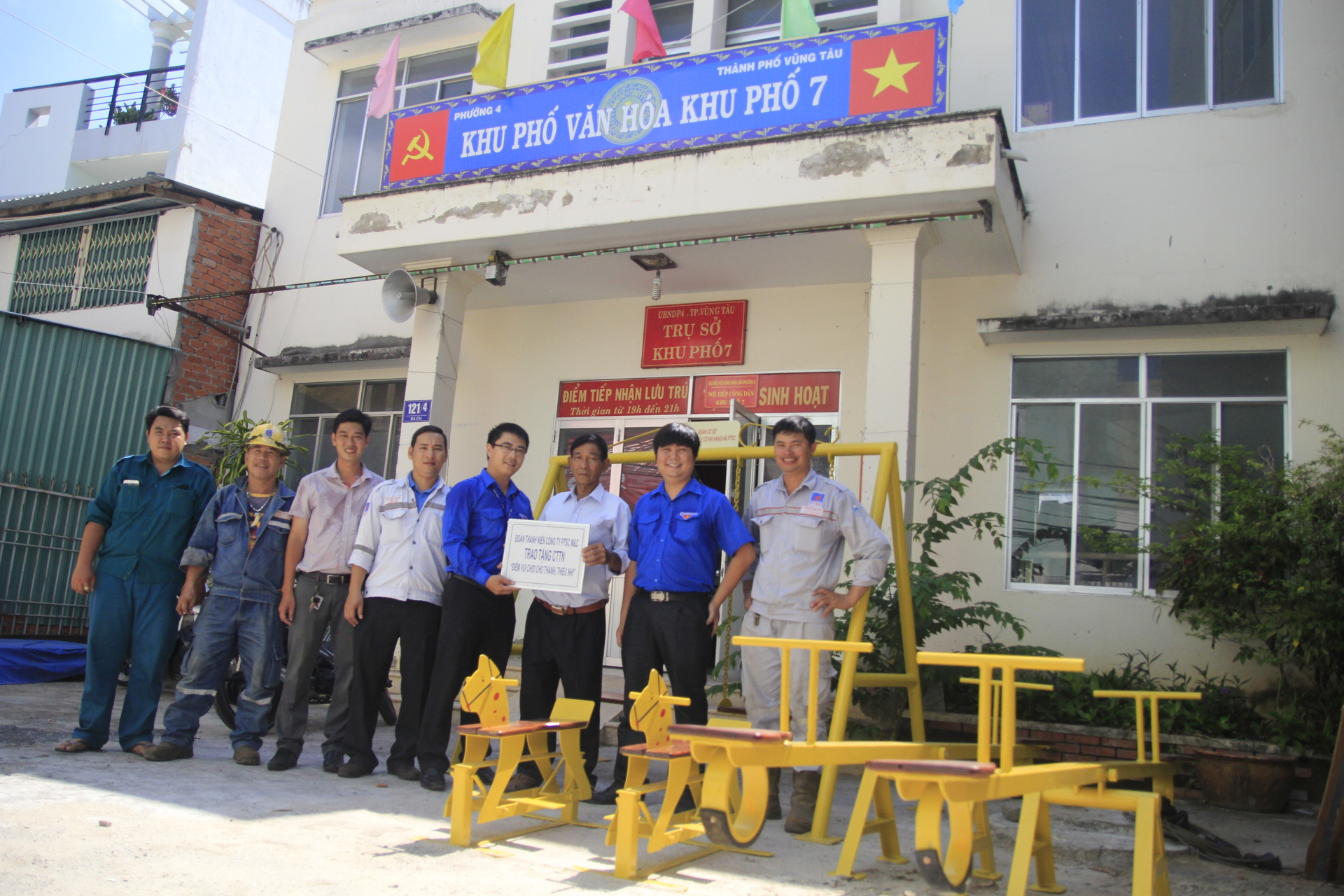 Đoàn Thanh niên Công ty PTSC M&amp;C - Trao tặng công trình thanh niên “Điểm vui chơi cho thanh, thiếu nhi”