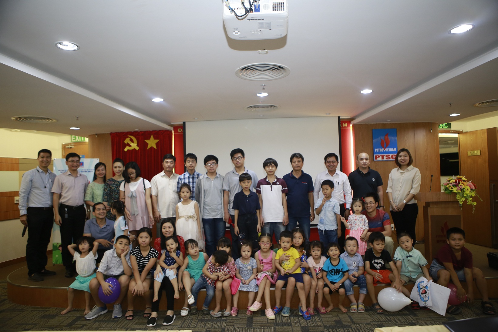 Đoàn thanh niên cơ quan Tổng công ty tổ chức hội thao kỹ năng tự vệ cho trẻ em