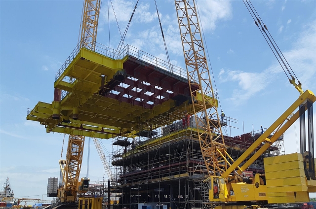 Vietsovpetro lắp dựng thành công sàn Upper Deck giàn Cá Tầm 1