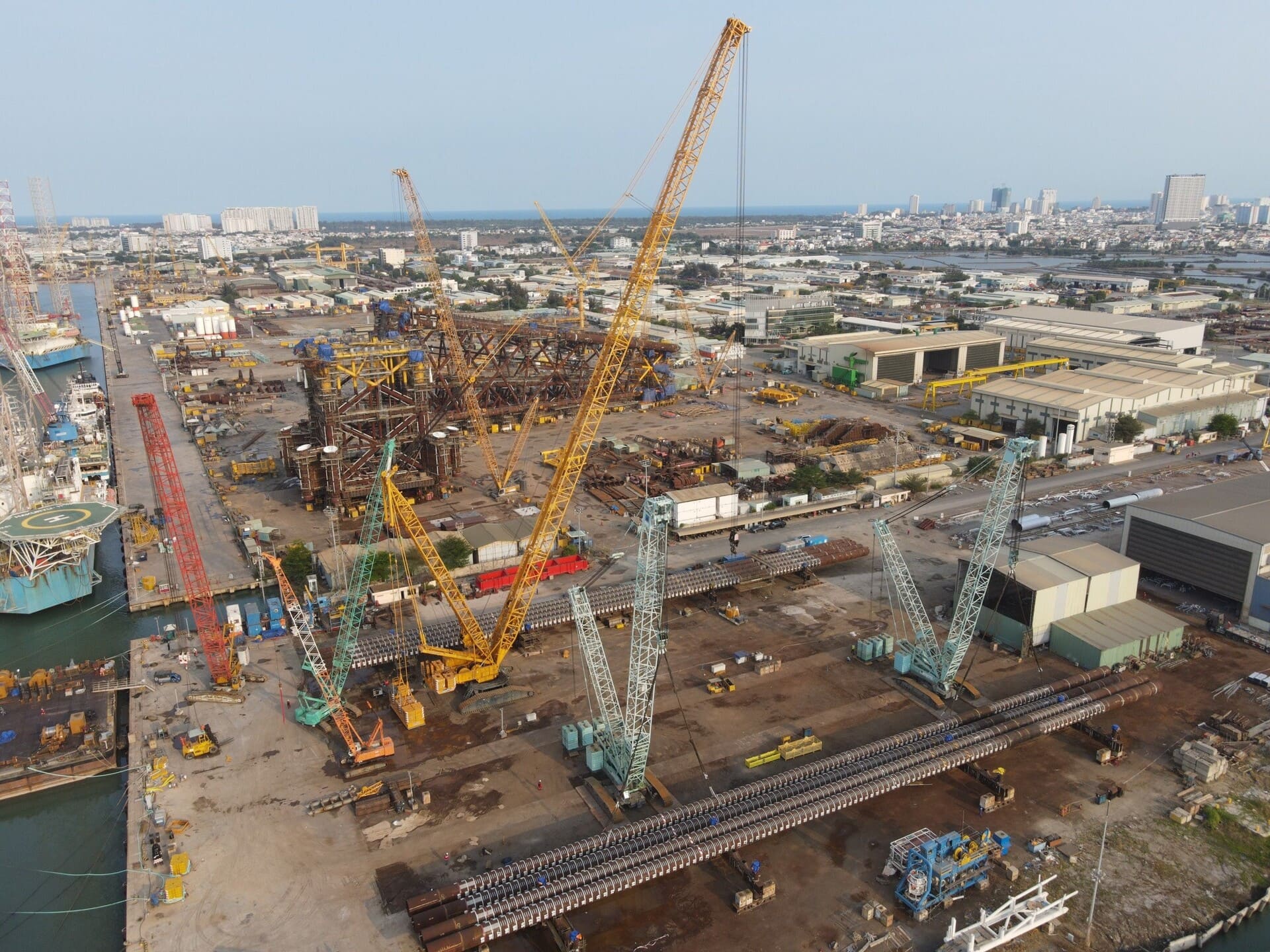 Cảng và dịch vụ hậu cần