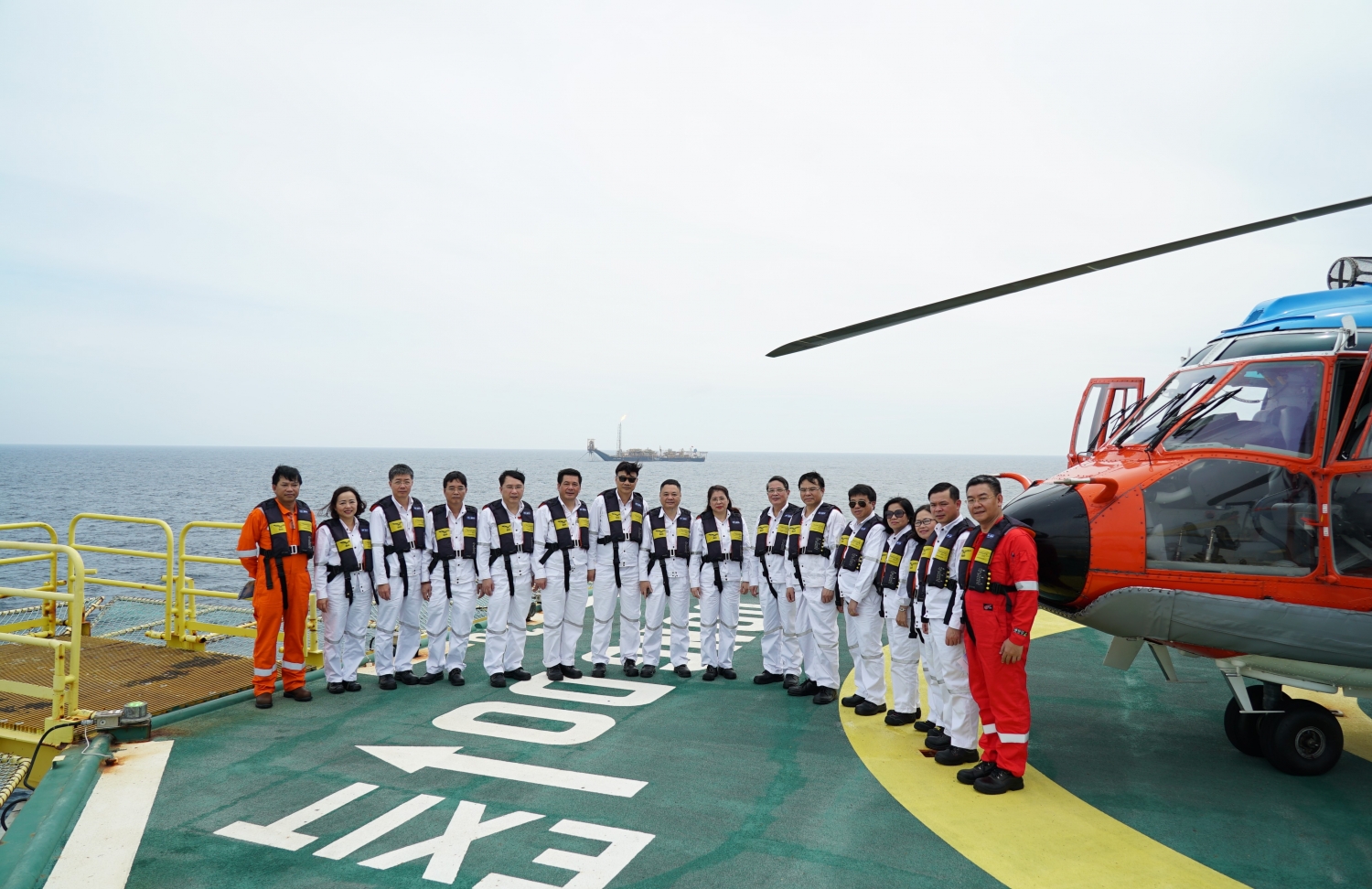 Phó Chủ tịch Quốc hội Nguyễn Đức Hải làm việc, thăm hỏi, động viên người lao động dầu khí tại mỏ Thăng Long - Đông Đô