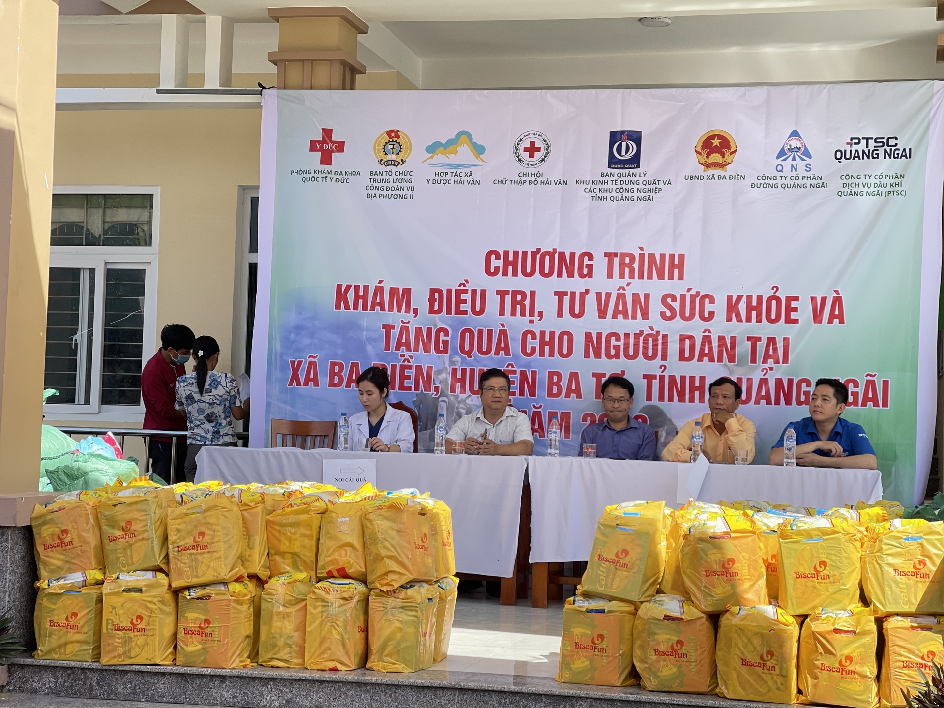 Chương trình khám, điều trị, tư vấn sức khỏe và tặng quà cho người dân xã Ba Điền, Huyện Ba Tơ, Tỉnh Quảng Ngãi