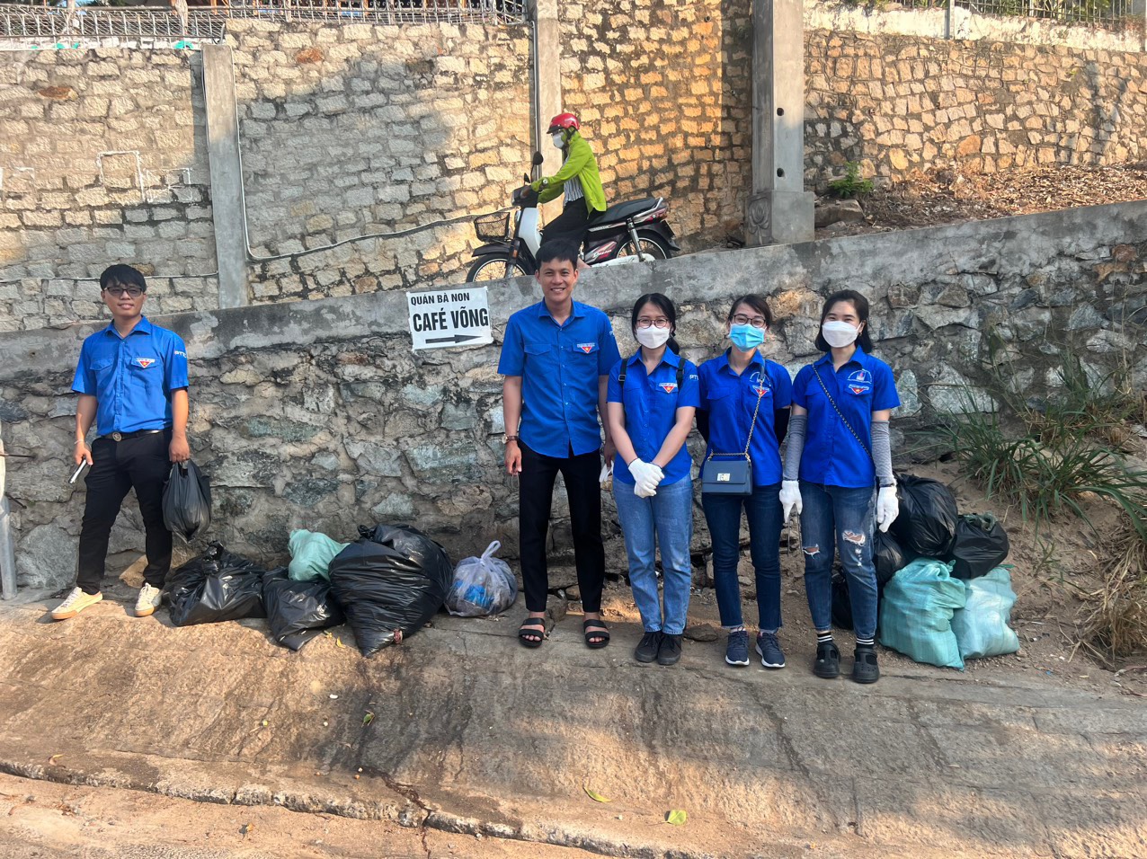 Tuổi trẻ PTSC Phú Mỹ chung tay giữ gìn cảnh quan thành phố biển Vũng Tàu