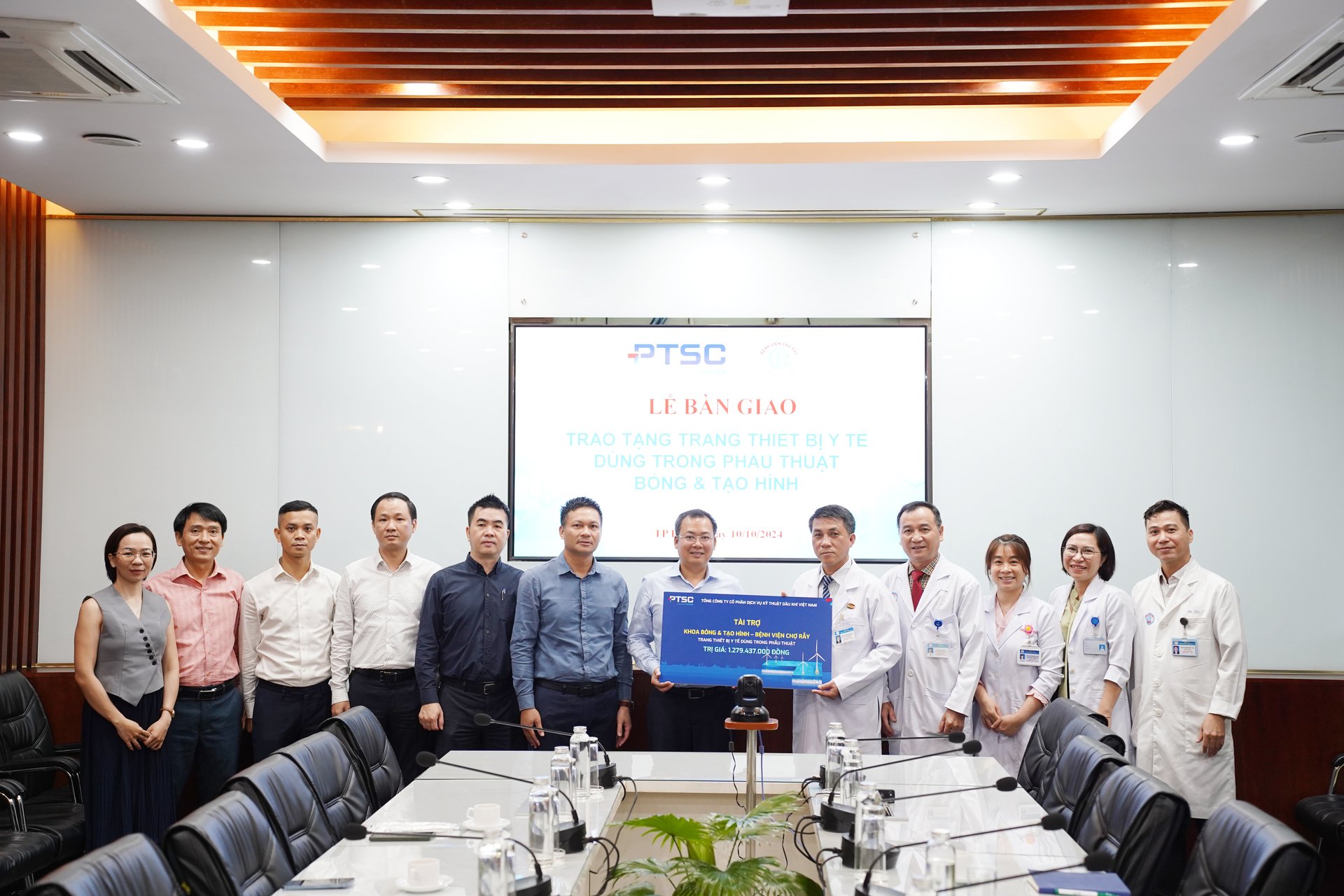 Trao tặng Bệnh viện Chợ Rẫy trang thiết bị y tế phục vụ công tác khám chữa bệnh