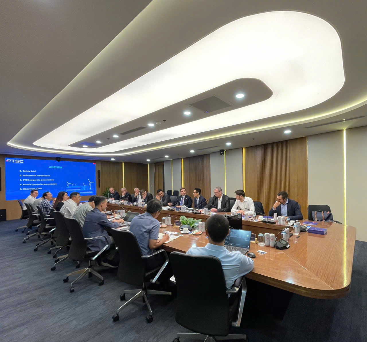 Đoàn công tác Tổng Lãnh sự quán Pháp và Văn phòng Thương vụ Pháp tại Việt Nam  thăm và làm việc với Tổng công ty PTSC