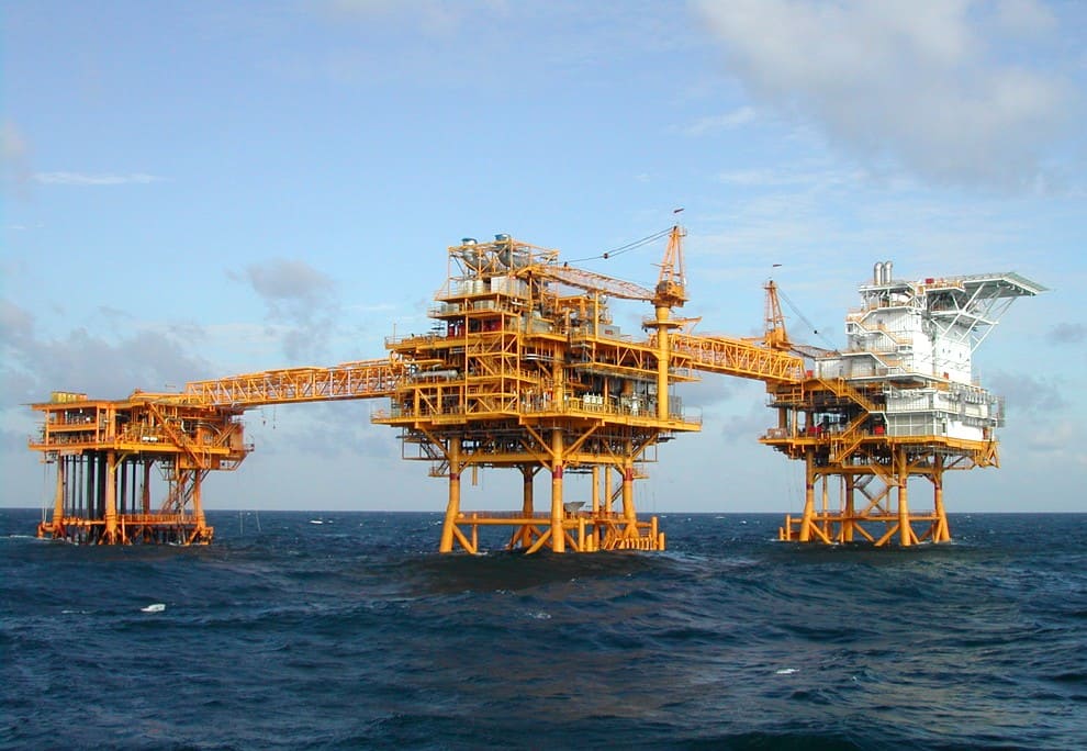 Добыча баз. Нефтяные платформы во Вьетнаме. Морские платформы для добычи нефти и газа в России. Шельф Вьетнама. Морские платформы для добычи нефти и газа Вьетнам.