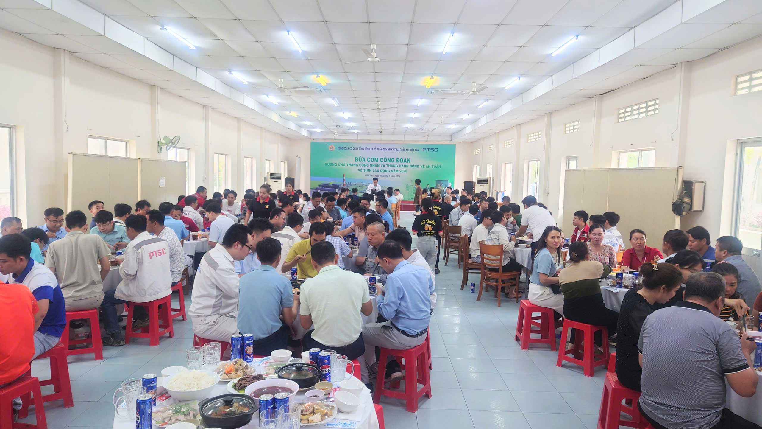 Công đoàn Cơ quan Tổng công ty tổ thức chương trình “Ấm áp bữa cơm Công đoàn” tại Dự án Long Phú 1