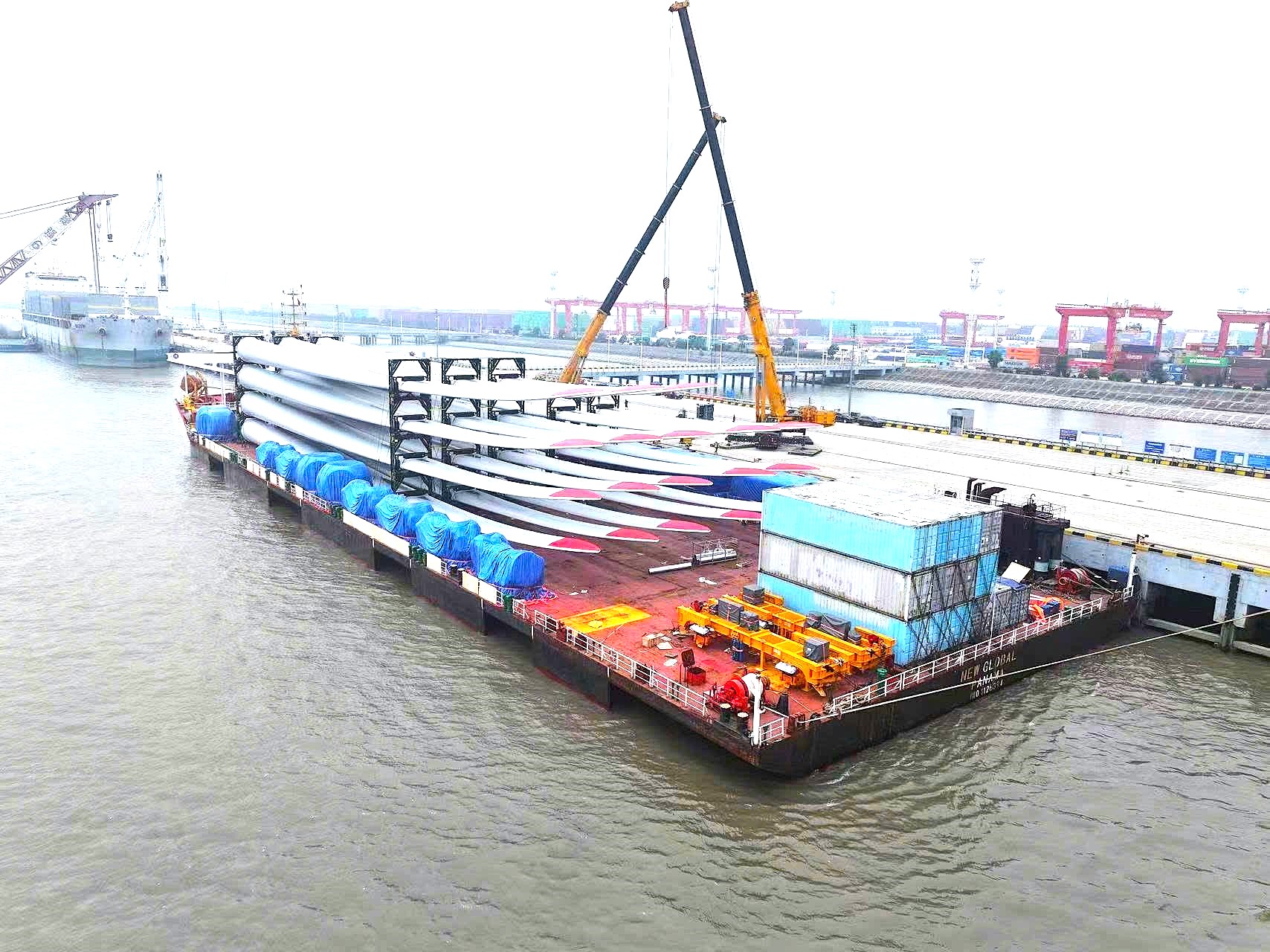 Bốc xếp thành công thiết bị điện gió dự án Hướng Phùng - PTSC Miền Trung khẳng định năng lực và trách nhiệm với năng lượng xanh