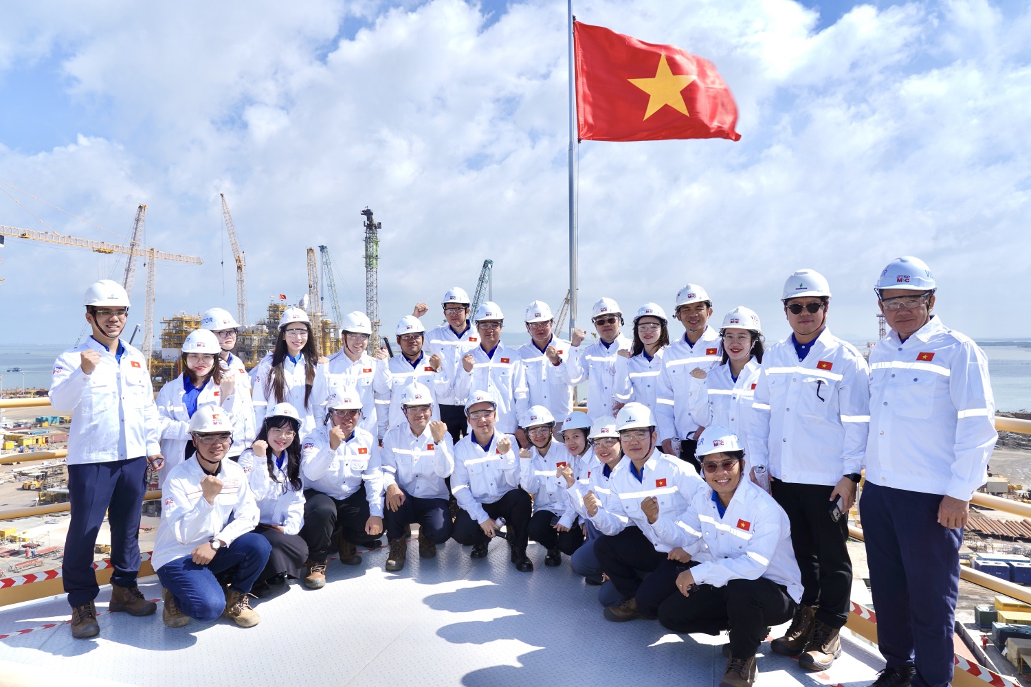 Tuổi trẻ Việt Nam - Lào tăng cường gắn kết, chia sẻ kinh nghiệm qua tìm hiểu thực tế tại PETROVIETNAM