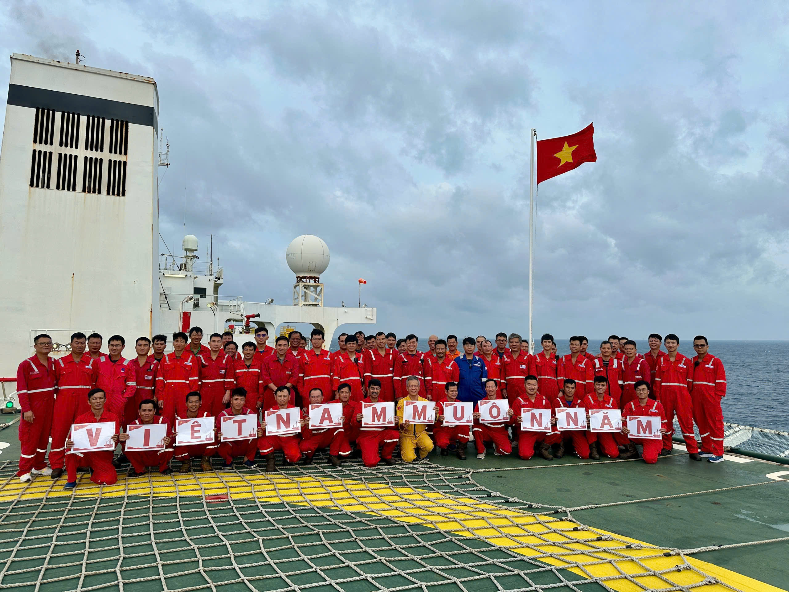 Cán bộ thuyền viên kho nổi FPSO Ruby II tổ chức lễ chào cờ mừng Ngày Quốc khánh 2/9