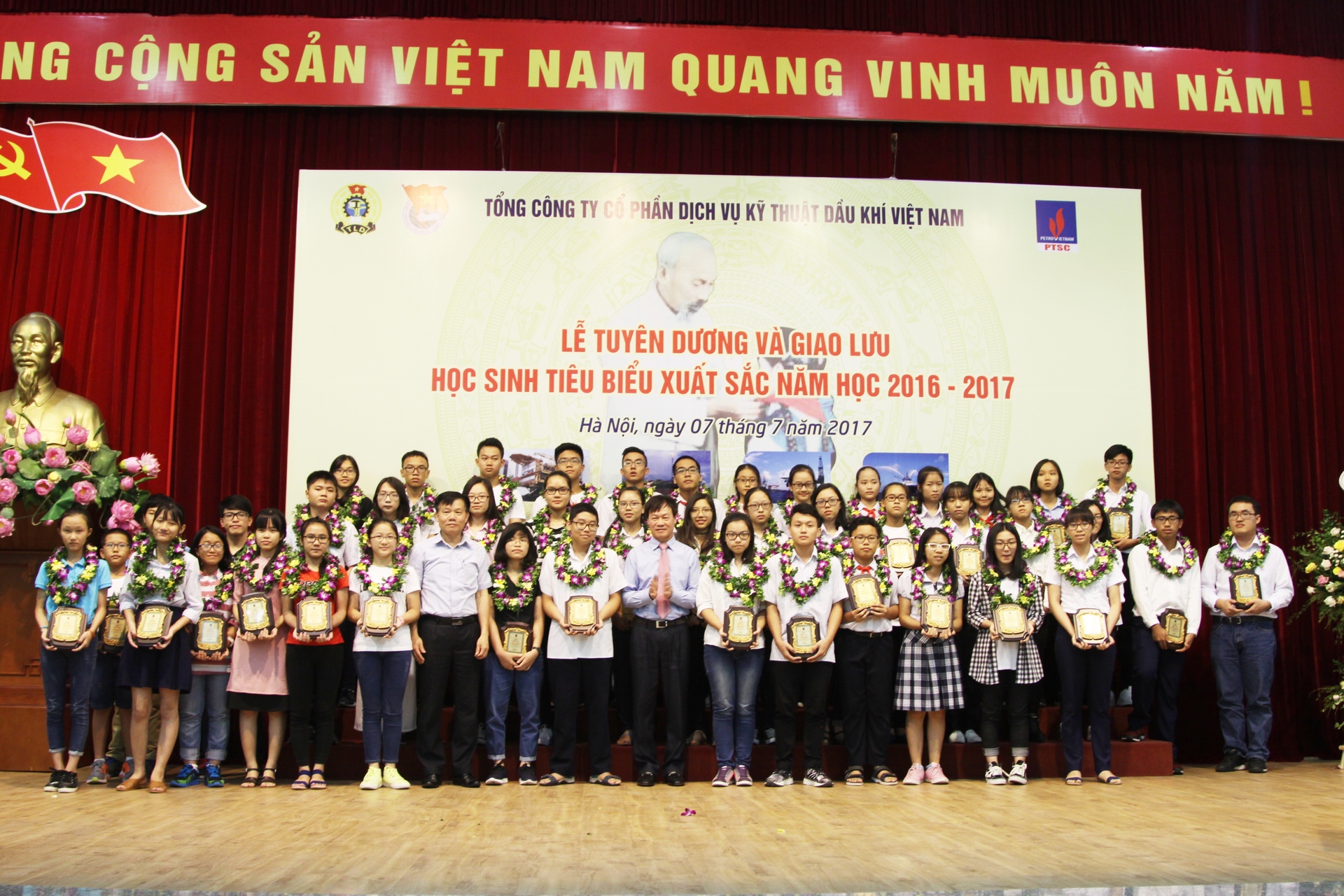 2. Đồng chí Trần Ngọc Dũng – Phó Chủ tịch thường trực Công đoàn Dầu khí Việt Nam và Đ/c Thái Quốc Hiệp - UV BTV Đảng ủy Tập đoàn, Bí thư Đảng ủy, Chủ tịch HĐQT Tổng công ty PTSC tặng biểu trưng tuyên dương các cháu HSG tiêu biểu xuất sắc
