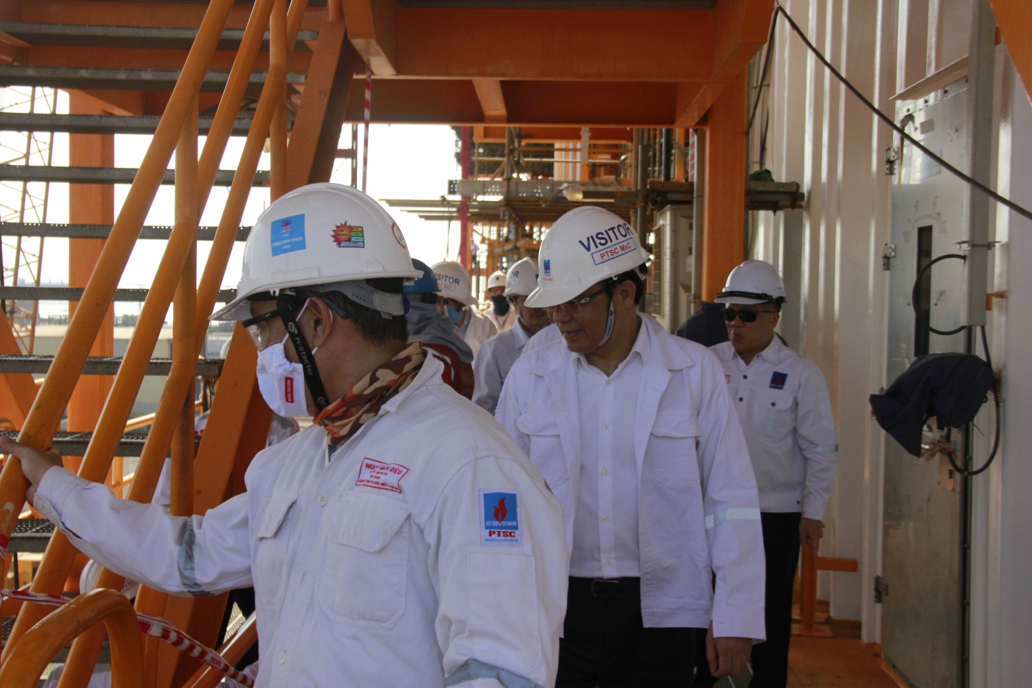 Tổng giám đốc PVN Lê Mạnh Hùng kiểm tra tiến độ thi công giàn Sao Vàng - Đại Nguyệt tong giam doc pvn le manh hung kiem tra tien do thi cong gian sao vang dai nguyet