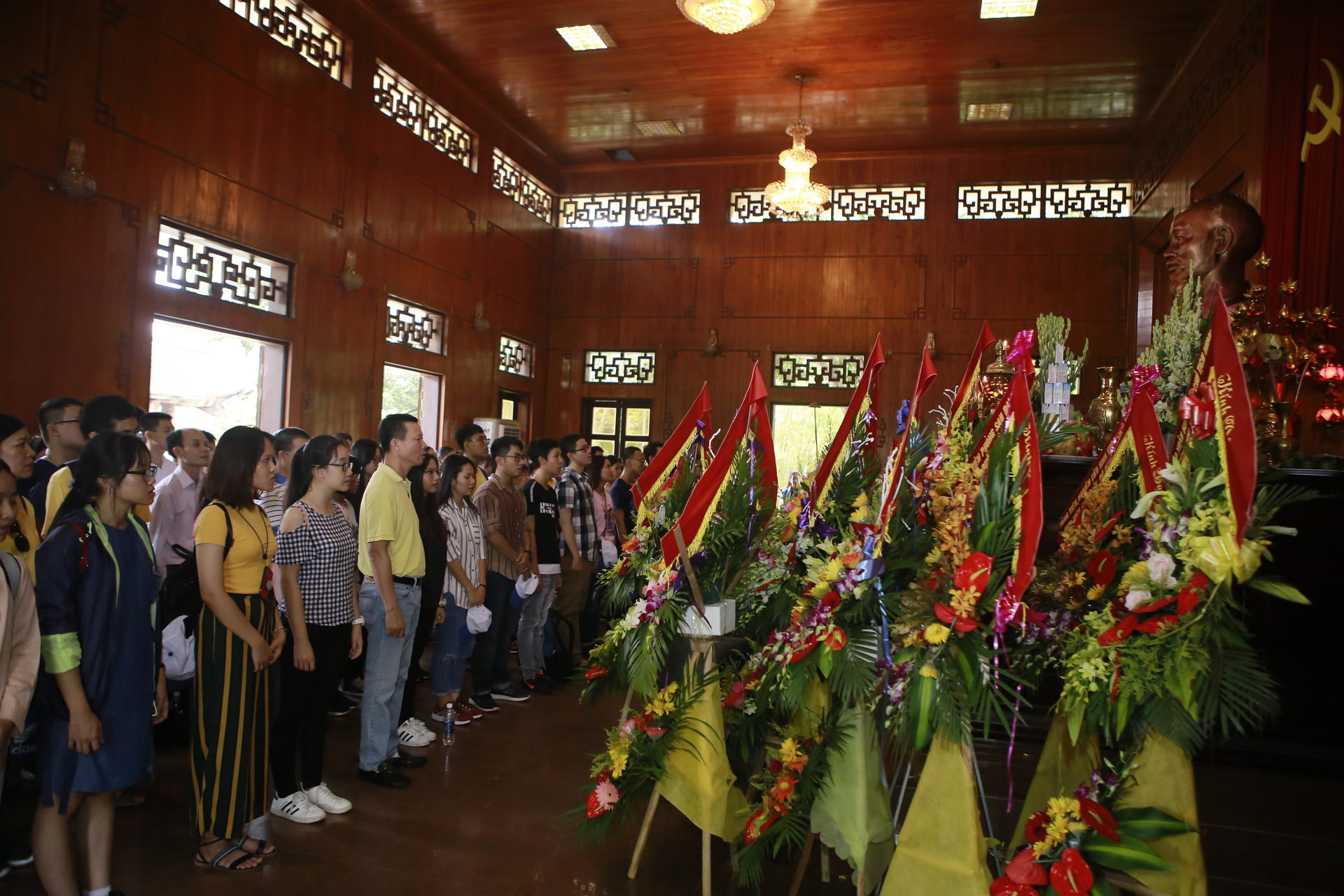 Doan HSG vieng Nha tuong niem Bac Ho