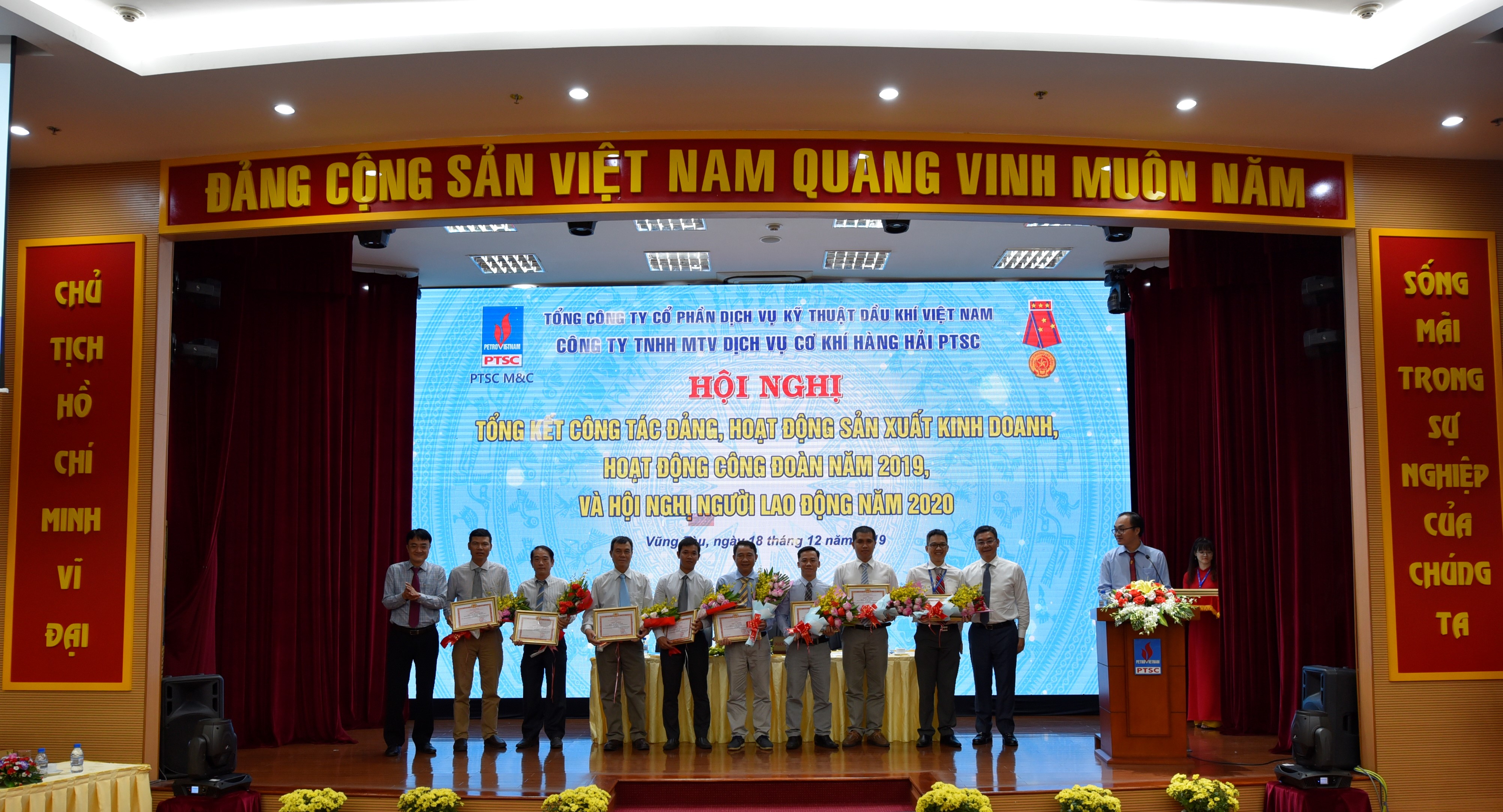 Hình 2 Ông Phan Thanh Tùng - Bí thư Đảng ủy, Chủ tịch HĐQT và Ông Lê Mạnh Cường, Phó Bí thư Đảng ủy, Tổng Giám đốc Tổng Công ty trao khen thưởng tại Hội nghị