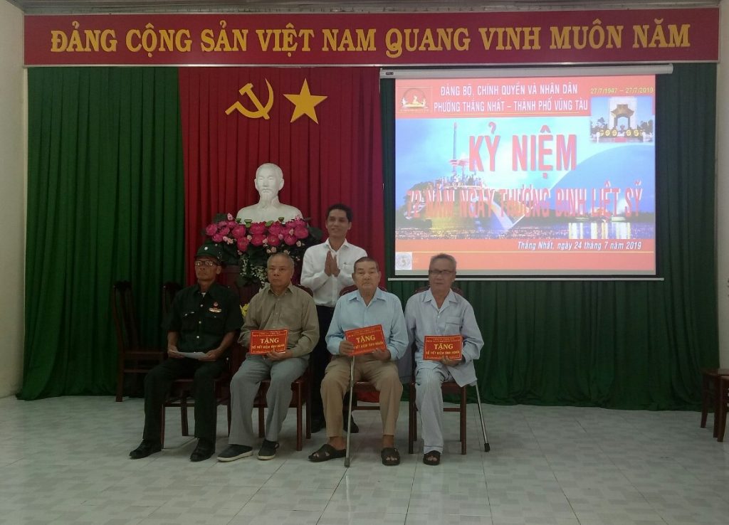 Hình 2.1 Ông Lê Uy Vũ, Phó Chủ tịch Công đoàn và Đại diện Công ty trao tặng sổ tiết kiệm đến Thương binh, gia đình chính sách