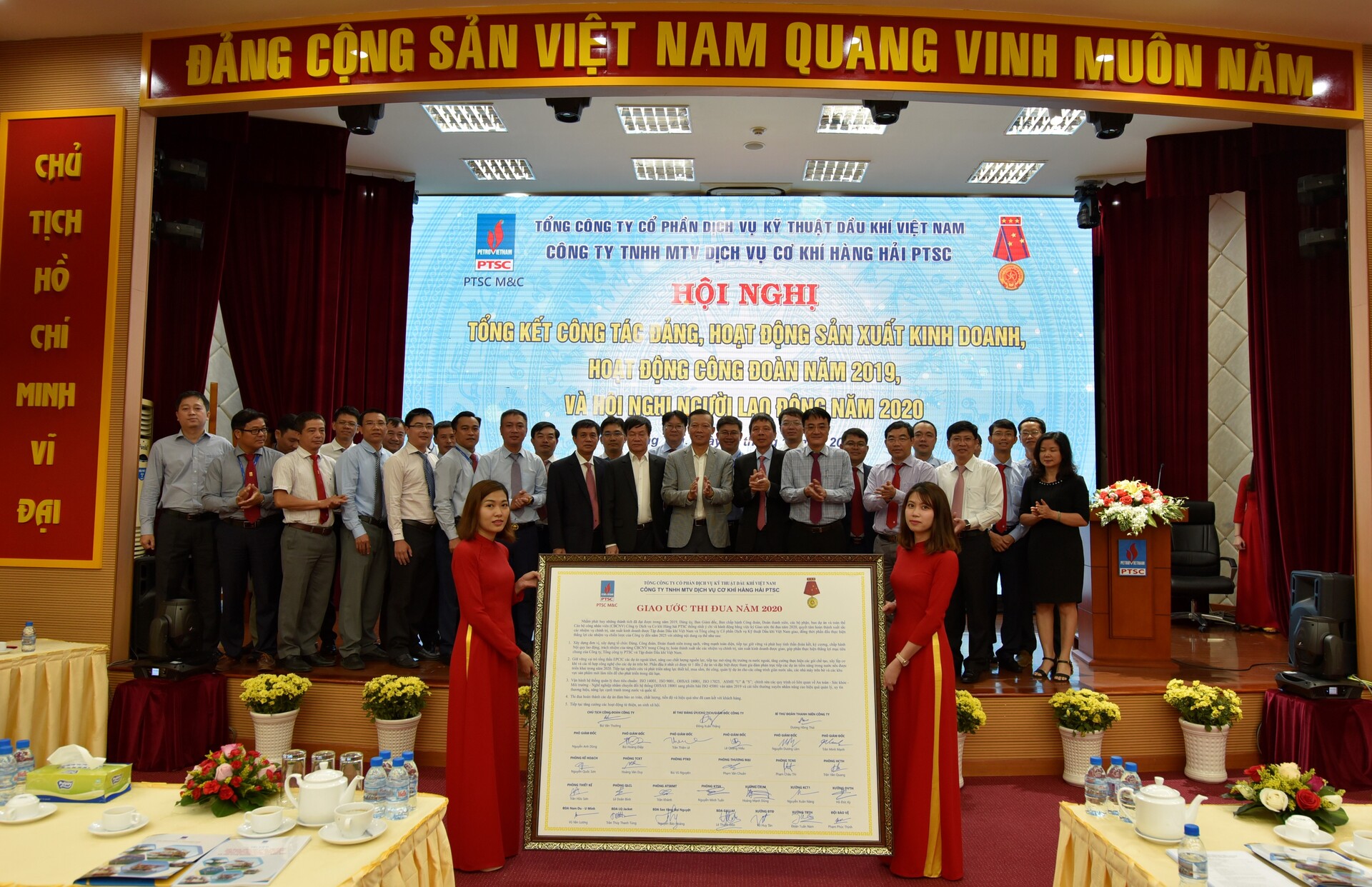 Hình 3 Lãnh đạo Tổng Công ty chụp hình cùng Ban Lãnh đạo Công ty tại Hội nghị