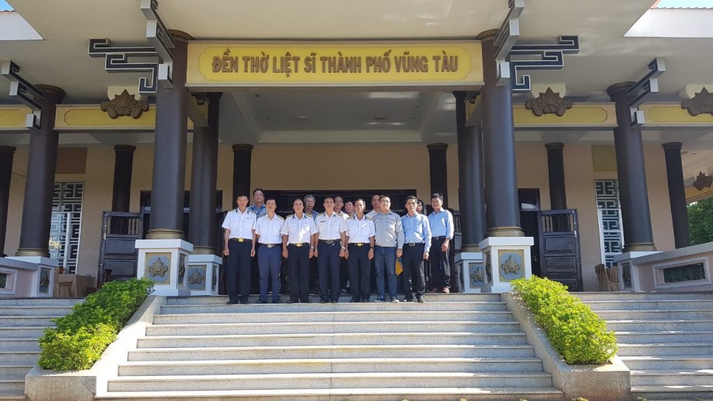 Hình 3 Đại diện Ban Lãnh đạo, Công đoàn, Hội CCB, Đoàn TN viếng Đền thờ liệt sĩ Tp Vũng Tàu