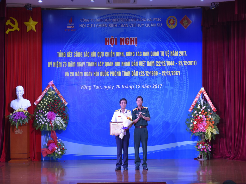 Hình 4.1 Thượng tá Nguyễn Văn Lượng trao tặng giấy khen của Bộ chỉ huy quân sự BR-VT cho BCHQS Công ty DVCKHH _DSC8317