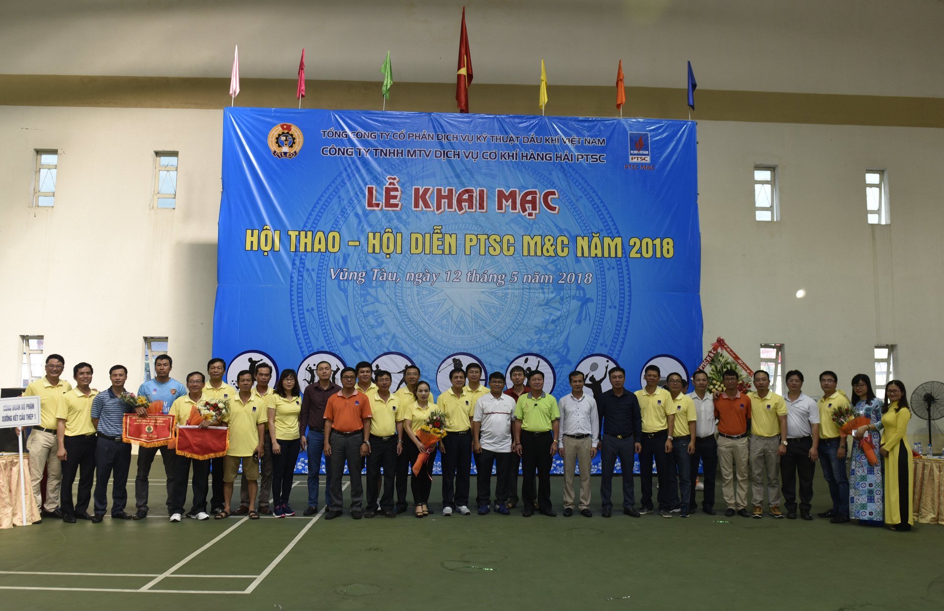 Hình 6 Ban Lãnh đạo chụp hình lưu niệm cùng các VĐV_DSC1839