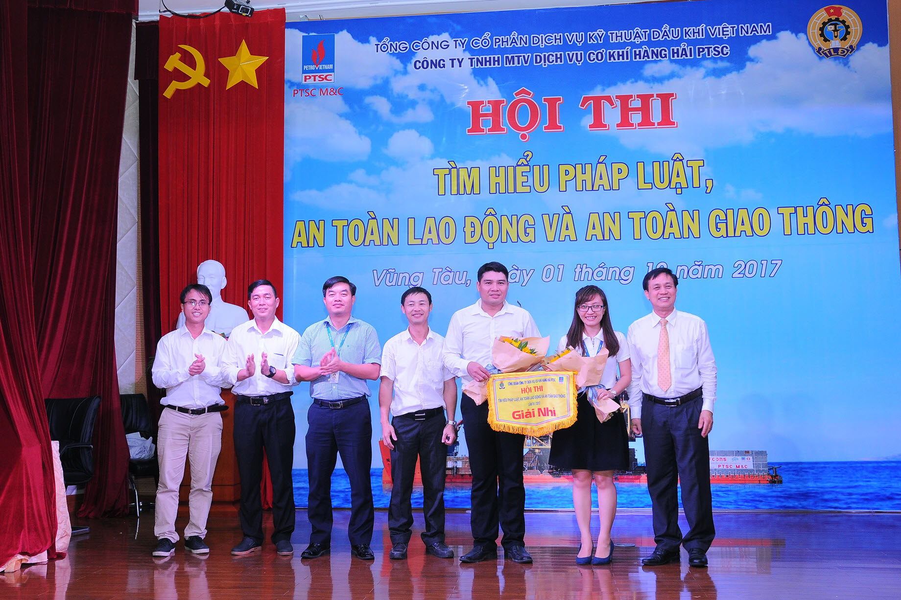 Hình 8 Đc Bùi Văn Thường, Chủ tịch Công đoàn Công ty và Đại diện BGK trao Giải nhì cho Đội Khối VP1 & Đội Xưởng Điện Tự Động. DSC_1275