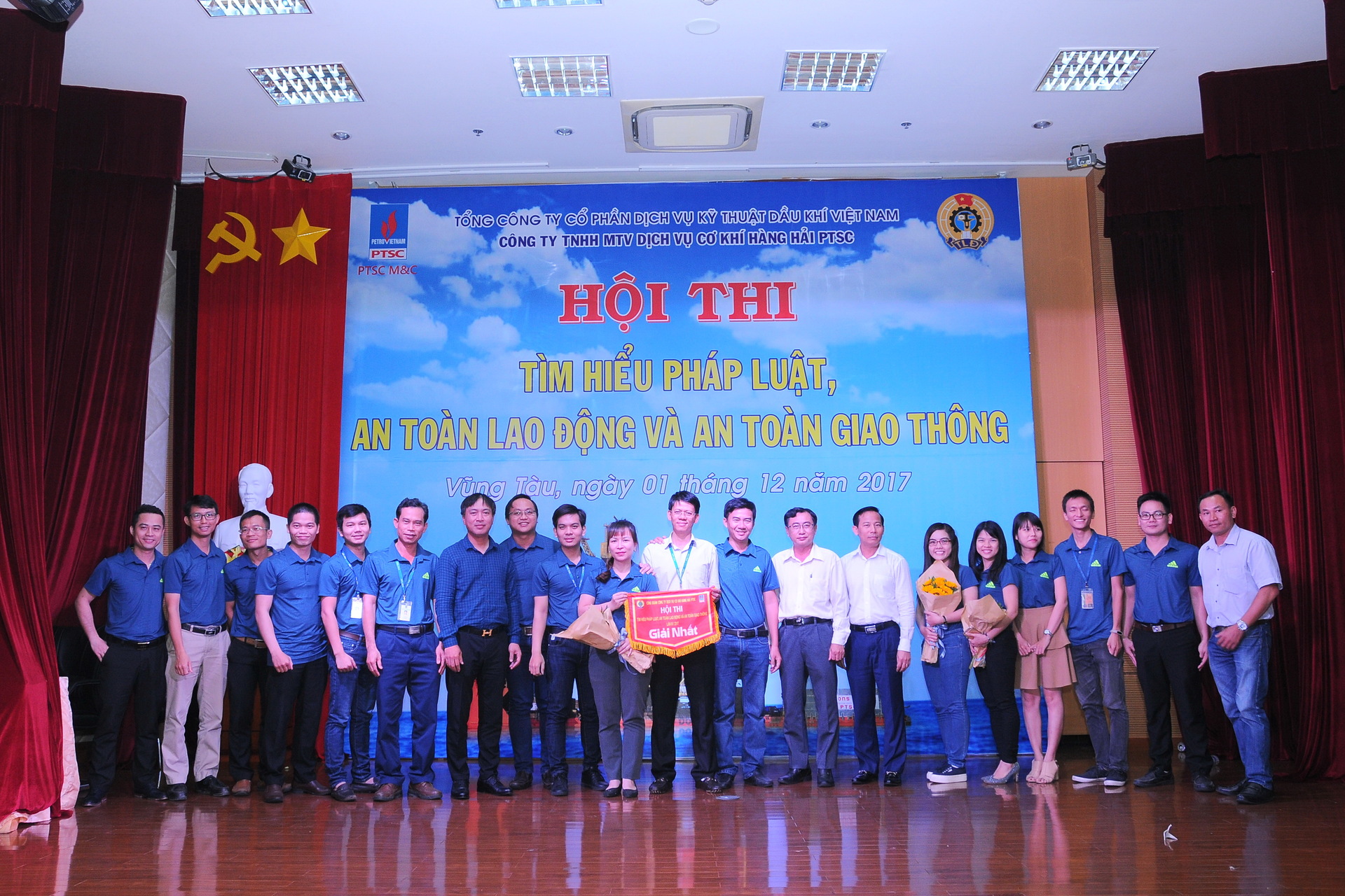 Hình 9 Đại diện Ban Lãnh đạo Công ty, Ban Giám khảo Hội thi trao Giải nhất cho Đội Khối Văn phòng 2 DSC_1277