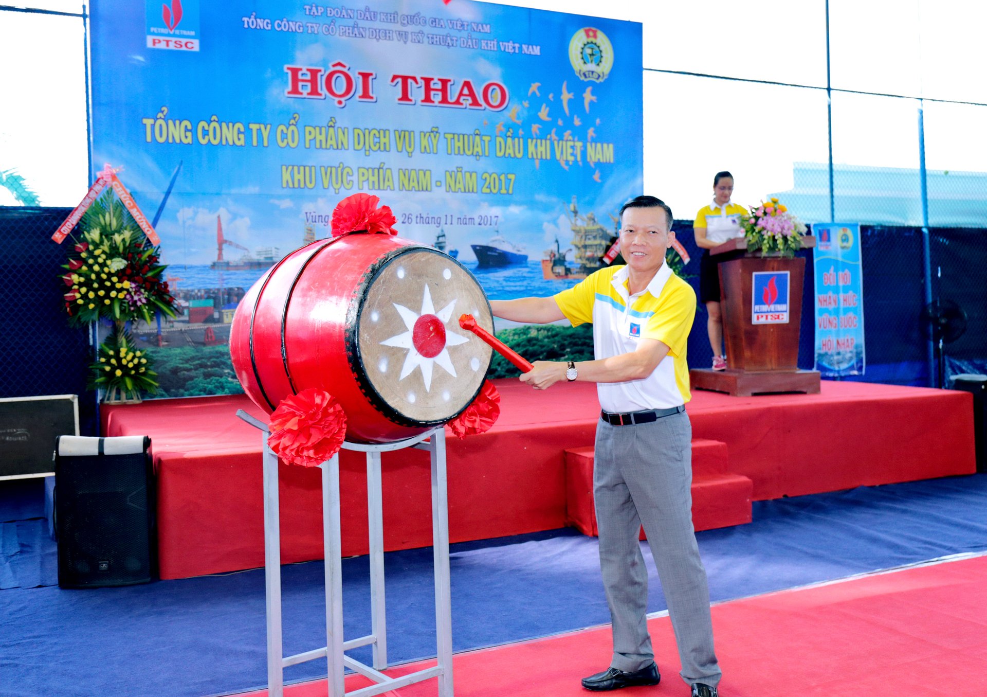 Ong Nguyen Tran Toan danh trong khai mac