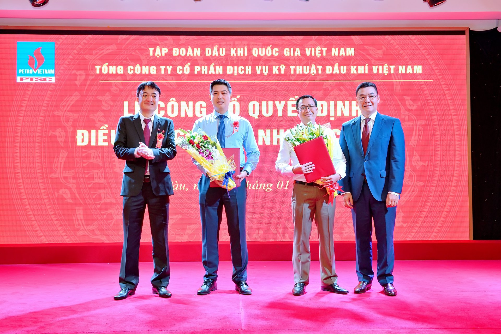Trao QD bo nhiem CB lanh dao