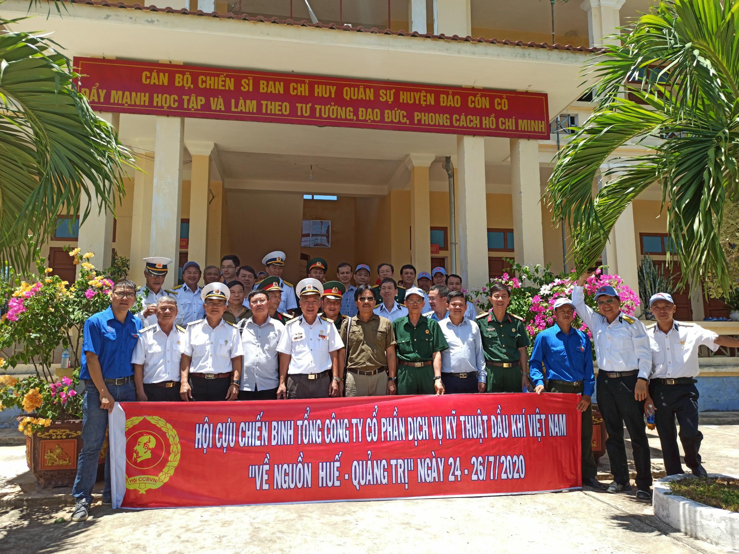 Đoàn thăm Ban CHQS huyện đảo Cồn Cỏ